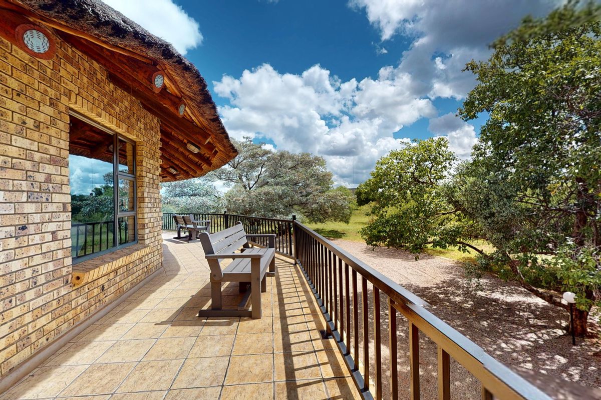 Escape to the Zebula Bushveld: A Luxurious Rustic Retreat Accommodating 14 Guests - Photo 3