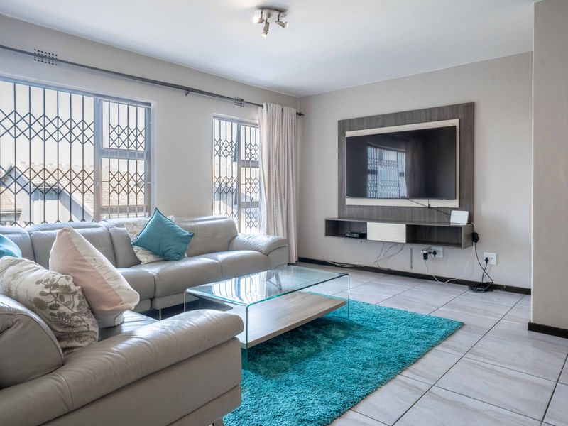 Luxury Non-Distressed Auction in Amanzimtoti - Bidding to start from R1 250 000 upwards!! - Photo 3