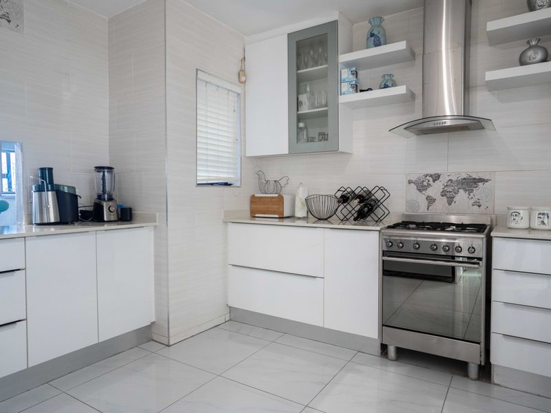 Luxury Non-Distressed Auction in Amanzimtoti - Bidding to start from R1 250 000 upwards!! - Photo 8