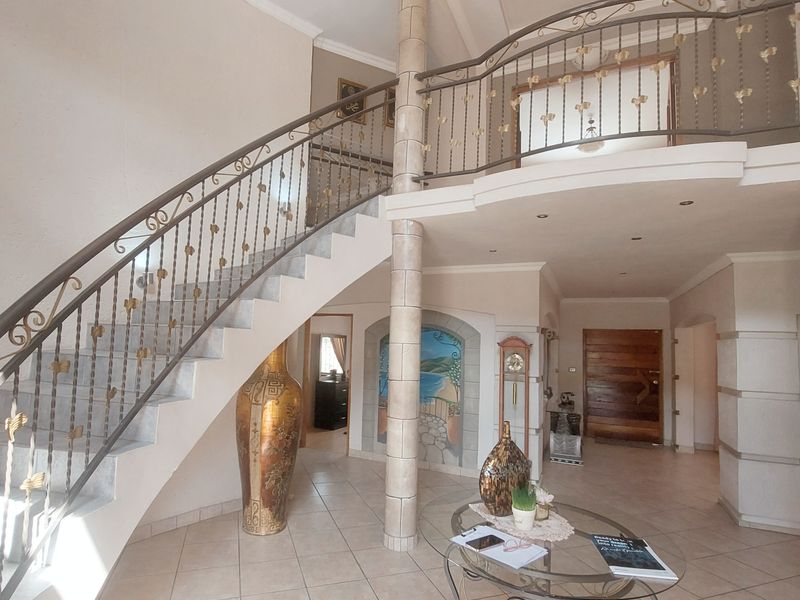 Stunning and spacious, a must see! - Photo 3