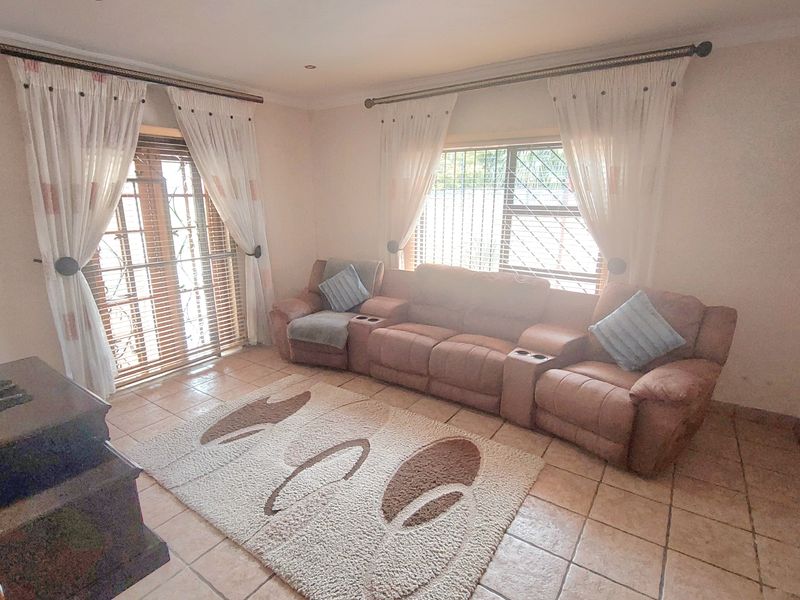 Stunning and spacious, a must see! - Photo 8