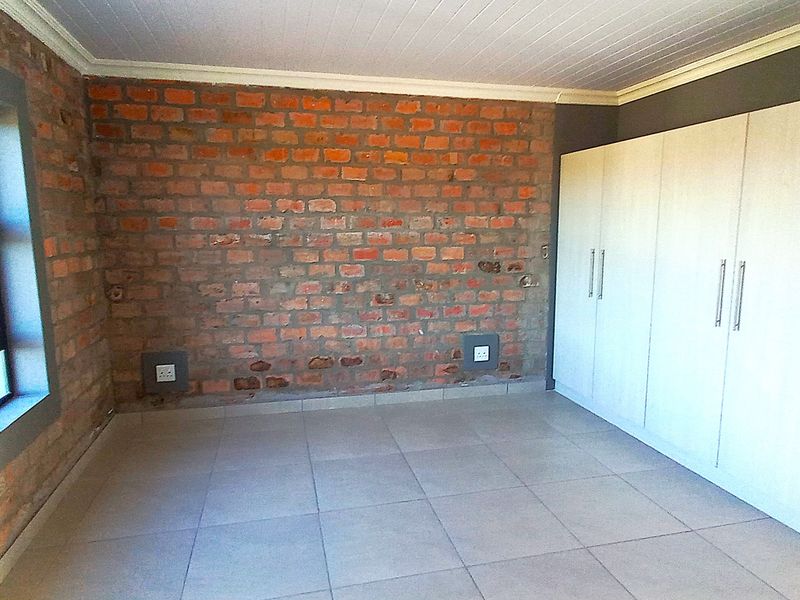 Newly Built 3-Bedroom Home in Albertinia– Stylish, Secure & Low Maintenance - Photo 10