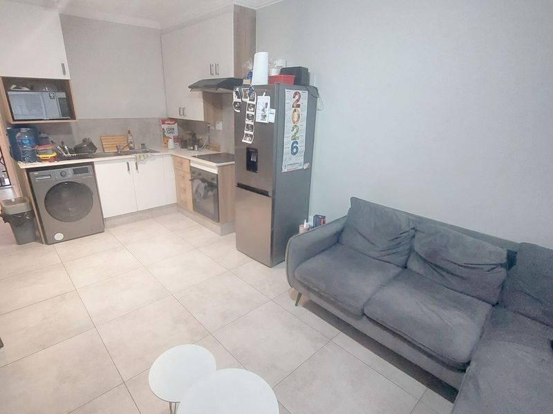 Modern and move in ready! - Photo 3