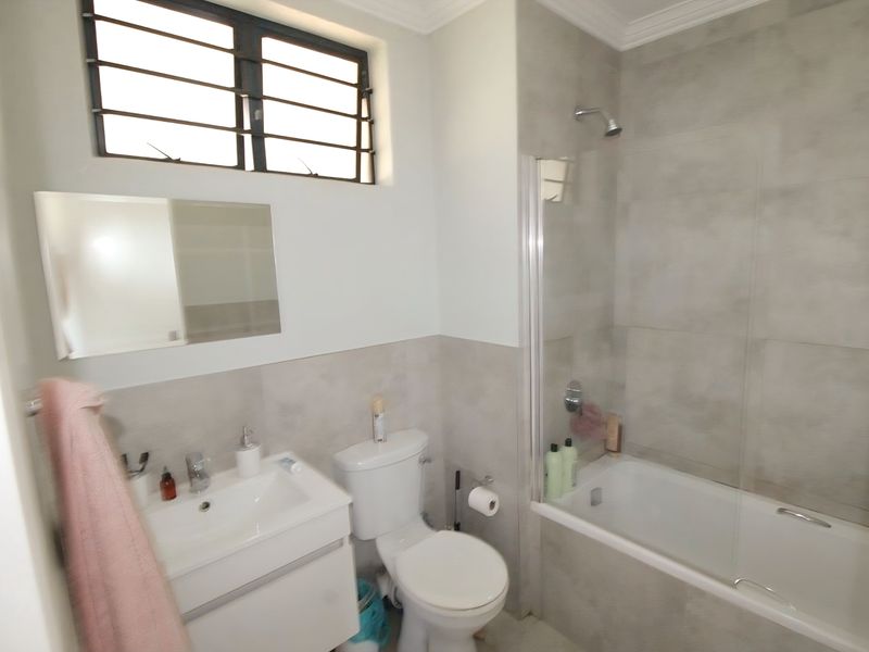 Modern and move in ready! - Photo 7