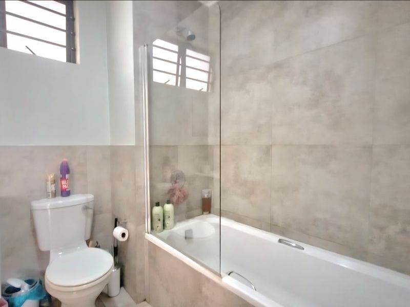 Modern and move in ready! - Photo 6