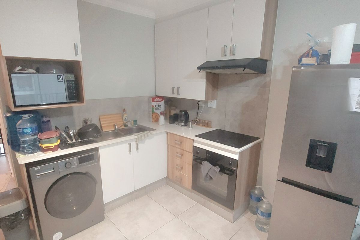 Modern and move in ready! - Photo 4