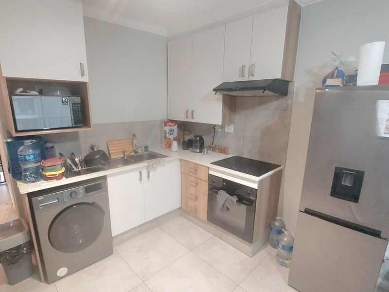 Modern and move in ready! - Photo 4