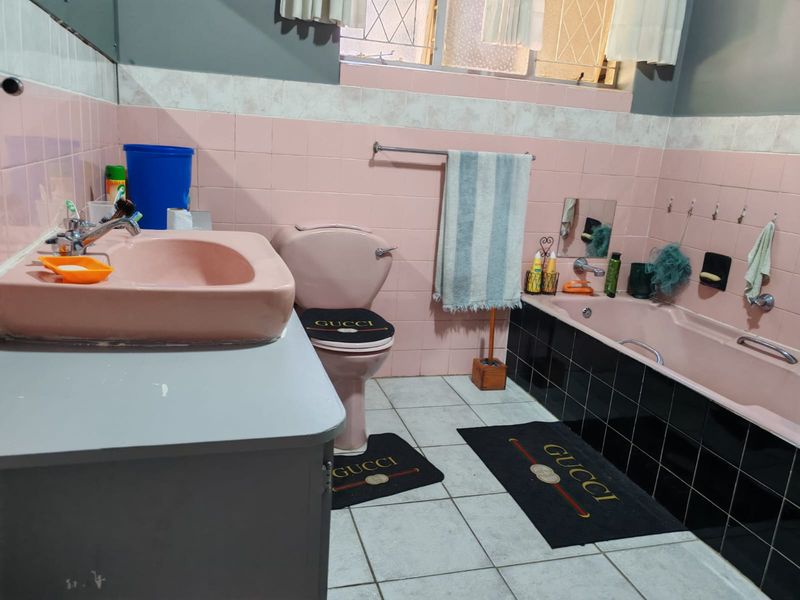 4 Bedroom House for sale in Sasolburg Ext 15 - Photo 8