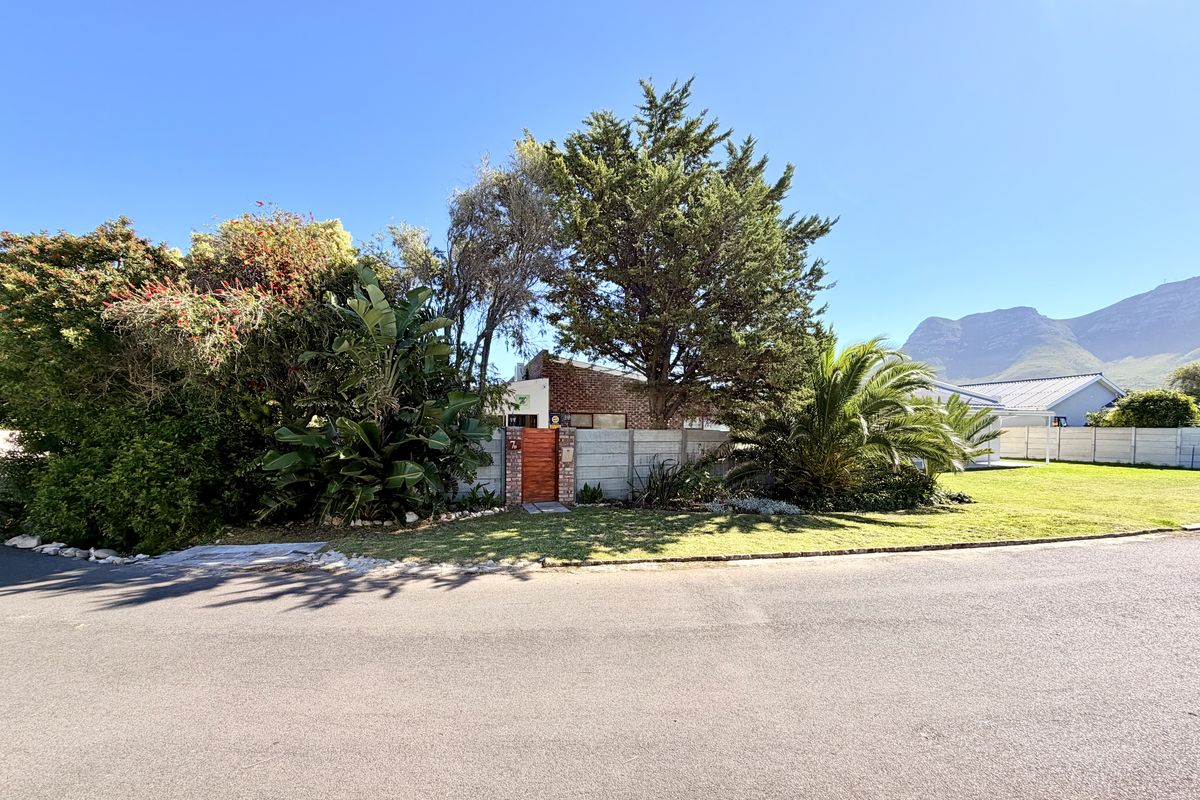 Prime Corner Position | 4 Bedroom Dual-Living Home near Jan Rabie’s Tidal Pool - Photo 5