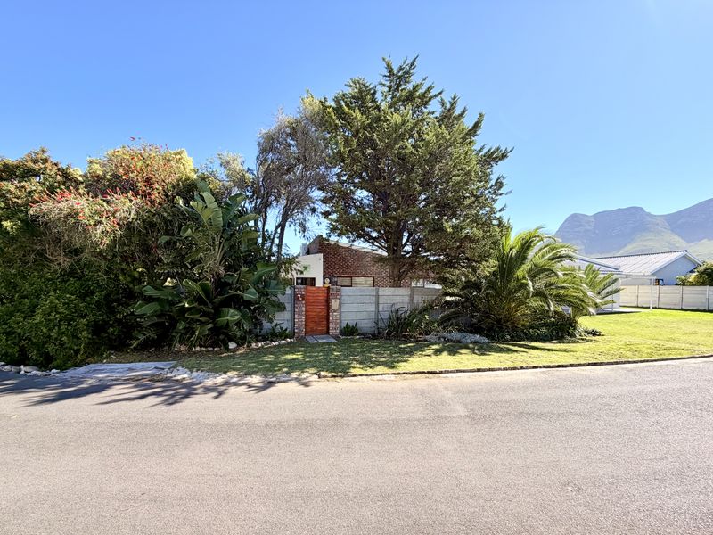 Prime Corner Position | 4 Bedroom Dual-Living Home near Jan Rabie’s Tidal Pool - Photo 5