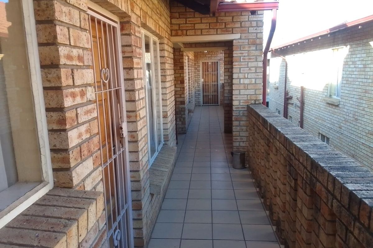 Flat For Sale In Rustenburg - Photo 2