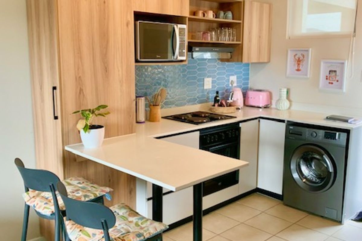 STYLISH APARTMENT, FULLY FURNISHED 2 BEDROOM, 2 BATHROOM APARTMENT AVAILABLE MEDIATELY - Photo 3