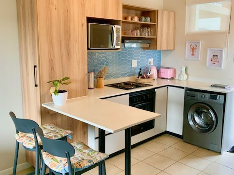 STYLISH APARTMENT, FULLY FURNISHED 2 BEDROOM, 2 BATHROOM APARTMENT AVAILABLE MEDIATELY - Photo 3