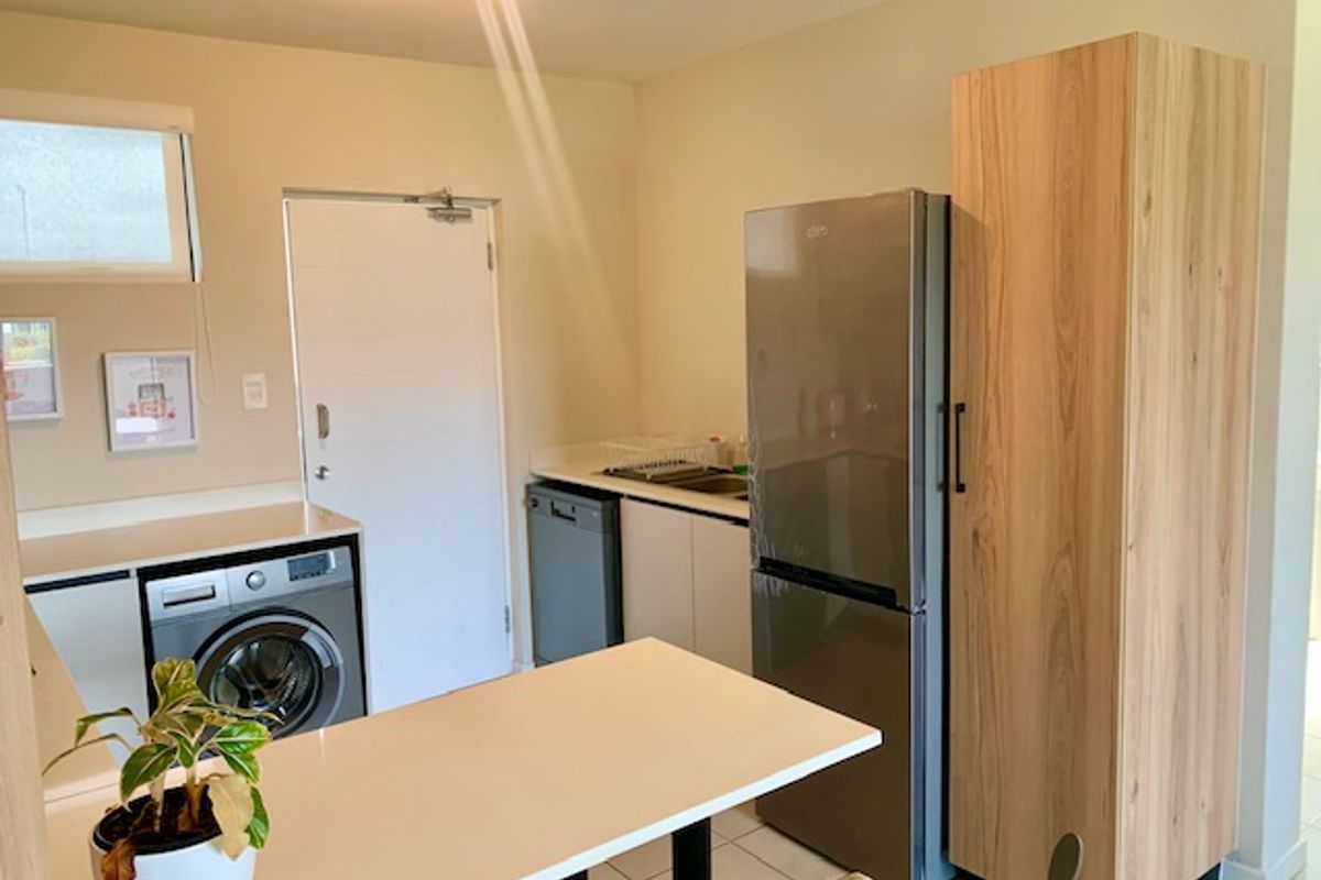 STYLISH APARTMENT, FULLY FURNISHED 2 BEDROOM, 2 BATHROOM APARTMENT AVAILABLE MEDIATELY - Photo 4