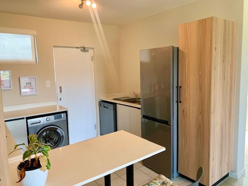 STYLISH APARTMENT, FULLY FURNISHED 2 BEDROOM, 2 BATHROOM APARTMENT AVAILABLE MEDIATELY - Photo 4