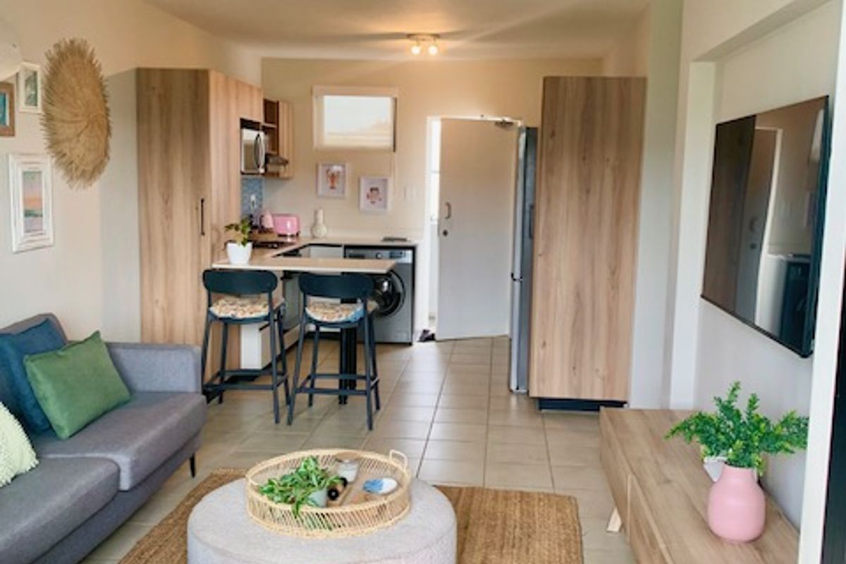 STYLISH APARTMENT, FULLY FURNISHED 2 BEDROOM, 2 BATHROOM APARTMENT AVAILABLE MEDIATELY - Photo 2