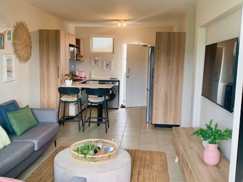 STYLISH APARTMENT, FULLY FURNISHED 2 BEDROOM, 2 BATHROOM APARTMENT AVAILABLE MEDIATELY - Photo 2
