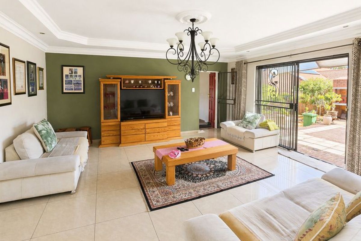 Bright And Brilliant Home! - Photo 5