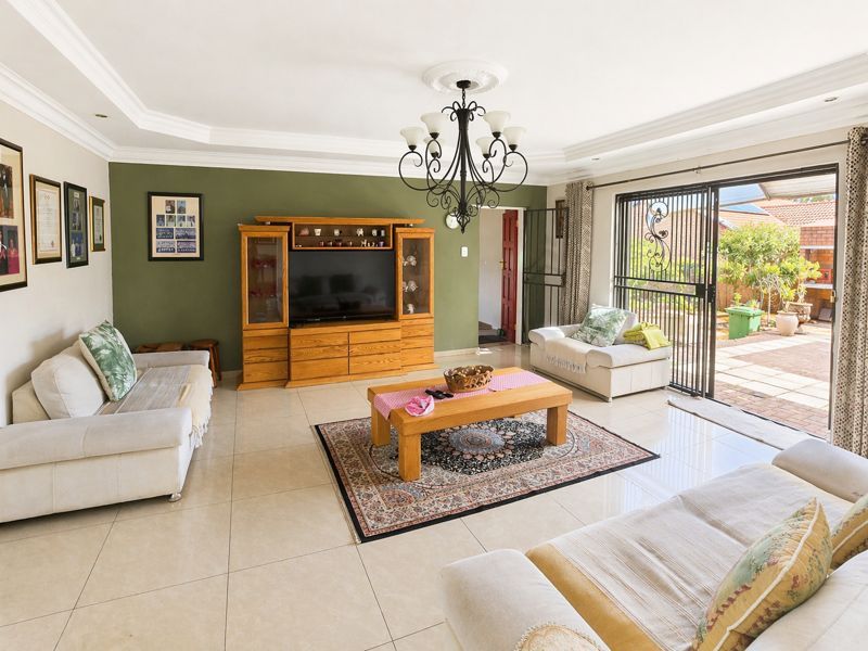 Bright And Brilliant Home! - Photo 5