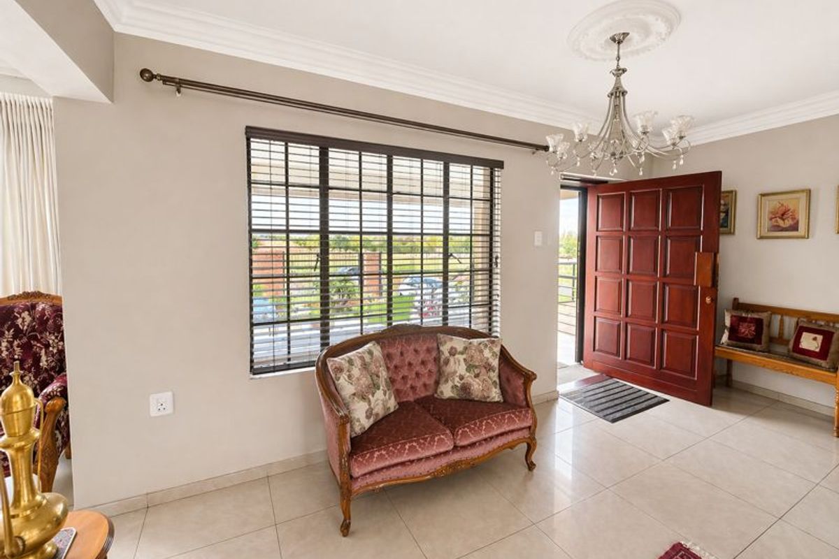 Bright And Brilliant Home! - Photo 4