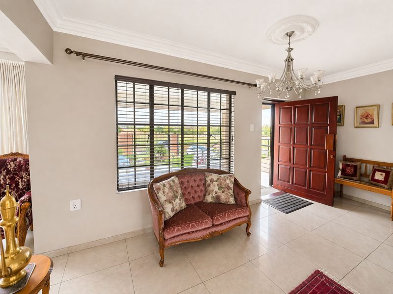 Bright And Brilliant Home! - Photo 4