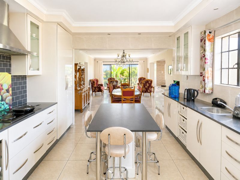 Bright And Brilliant Home! - Photo 10