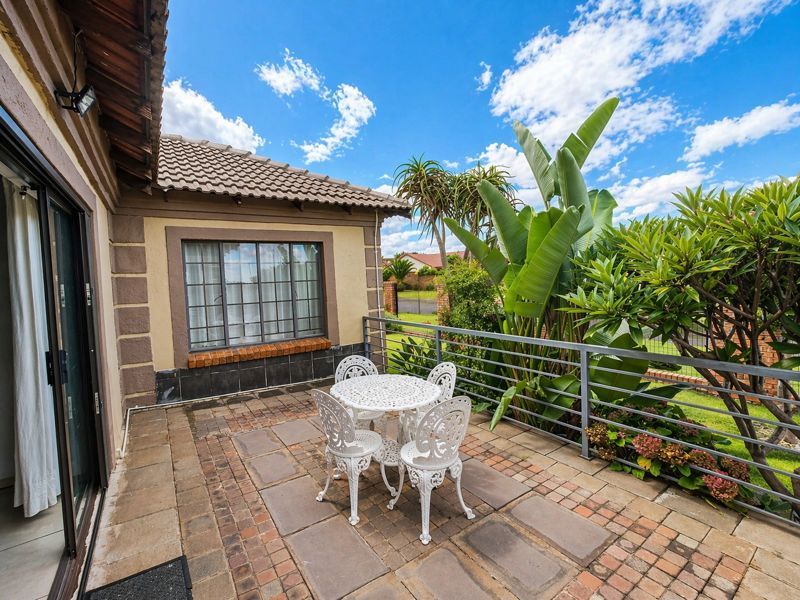 Bright And Brilliant Home! - Photo 8