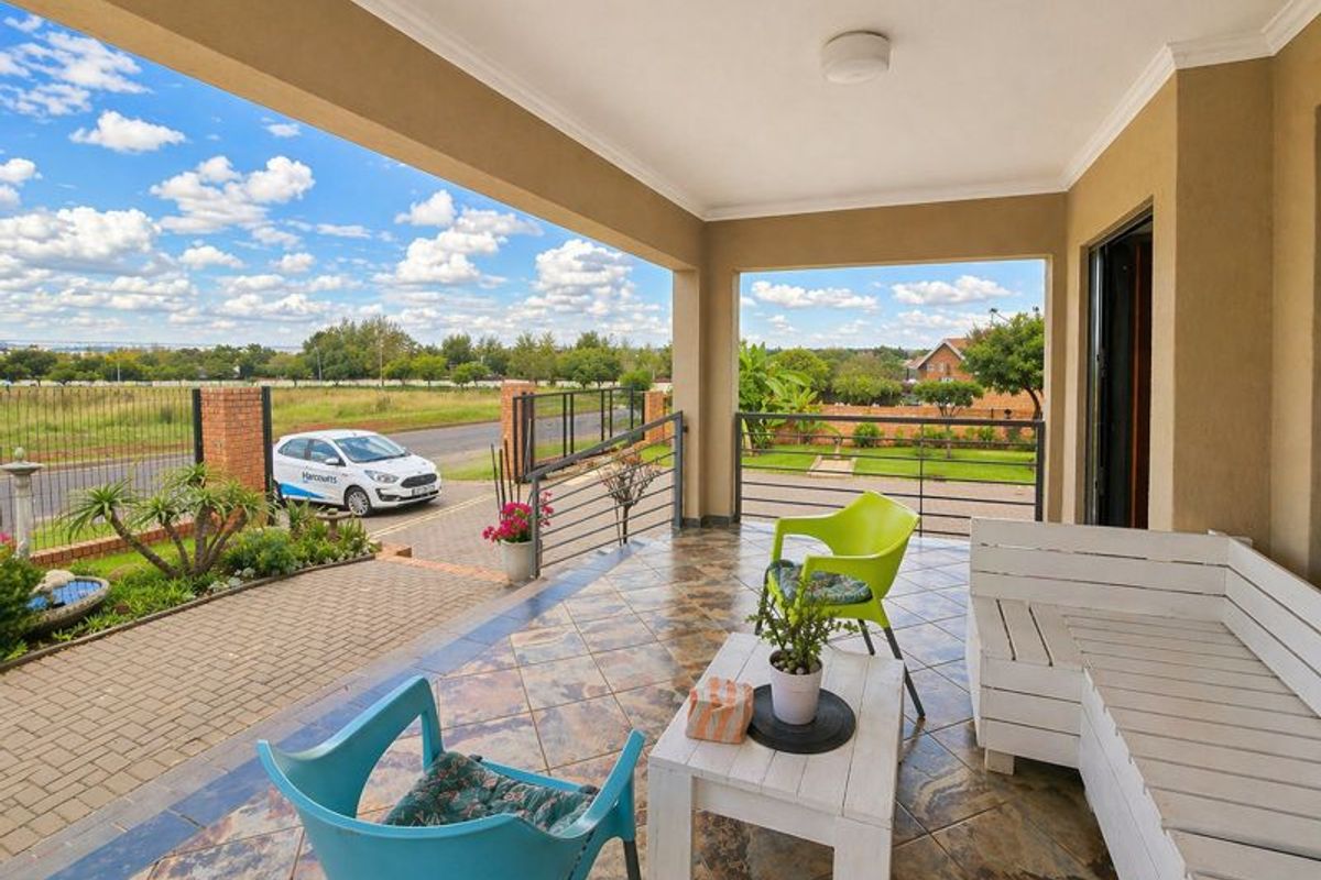 Bright And Brilliant Home! - Photo 2