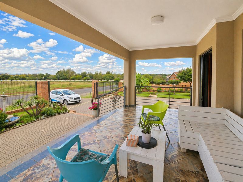 Bright And Brilliant Home! - Photo 2