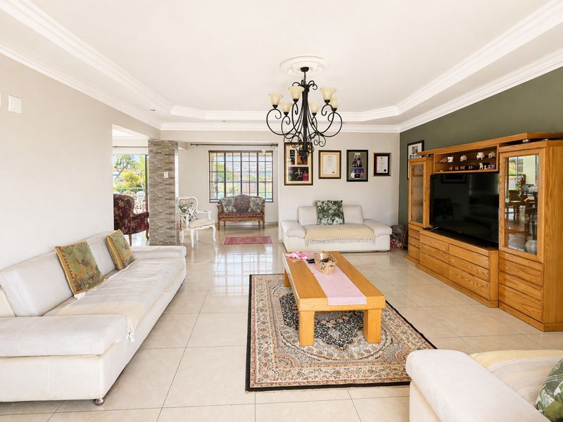 Bright And Brilliant Home! - Photo 6