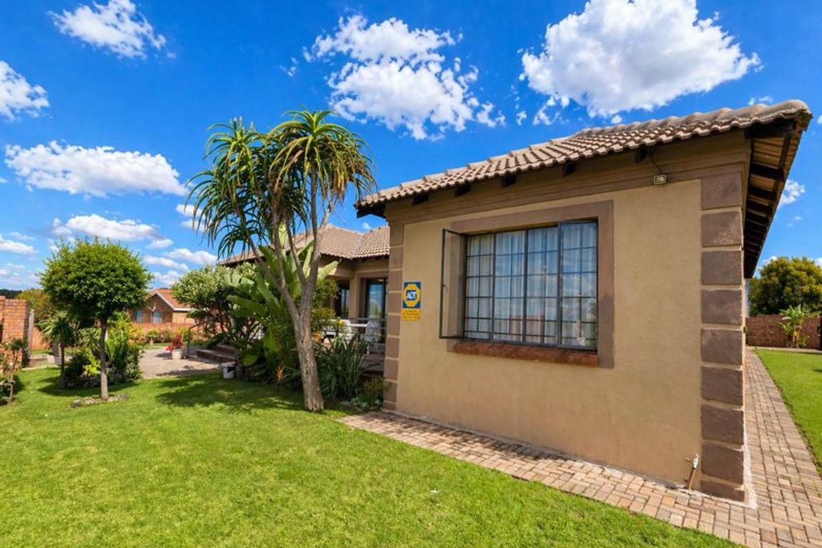 Bright And Brilliant Home! - Photo 3