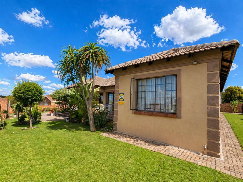 Bright And Brilliant Home! - Photo 3