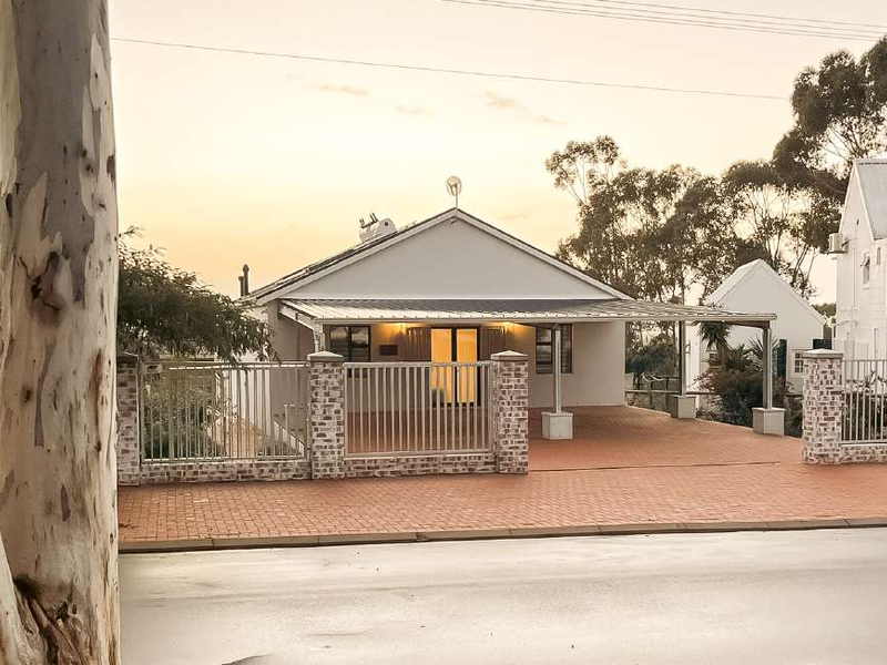 Immaculate home with all the bells and whistles in the countryside - Photo 3