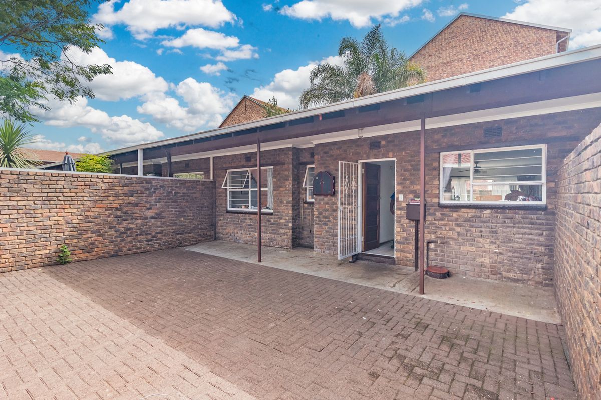 Townhouse Auction In Roodepoort - Photo 2