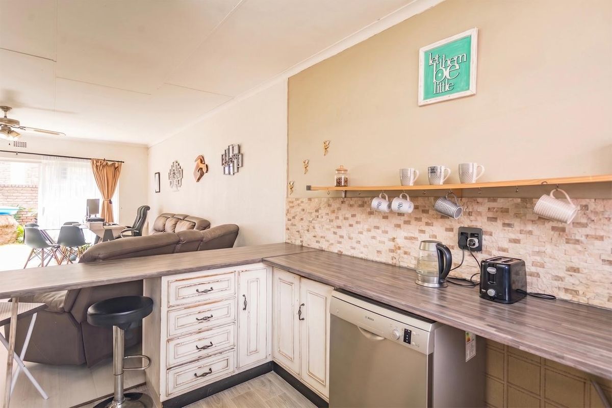 Townhouse Auction In Roodepoort - Photo 4