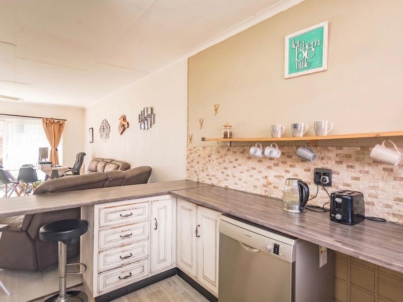 Townhouse Auction In Roodepoort - Photo 4