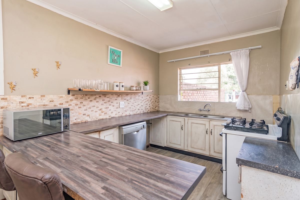 Townhouse Auction In Roodepoort - Photo 3