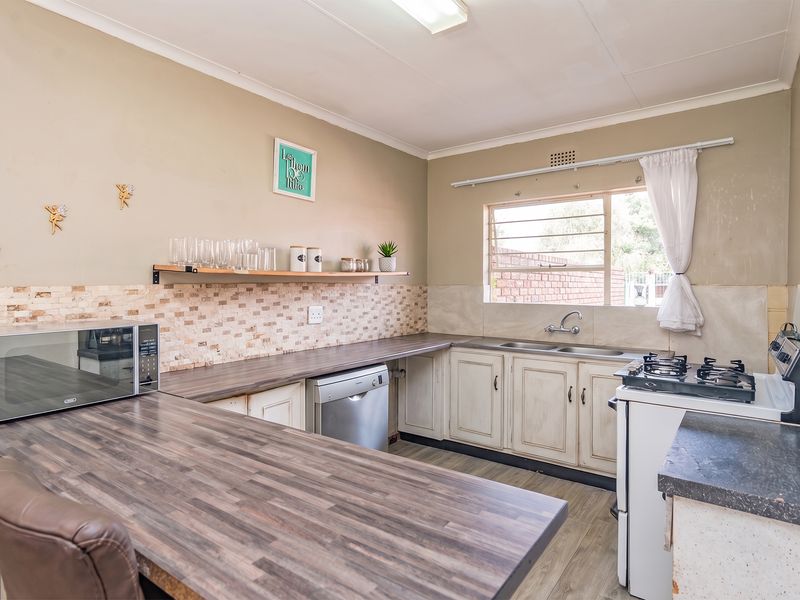 Townhouse Auction In Roodepoort - Photo 3