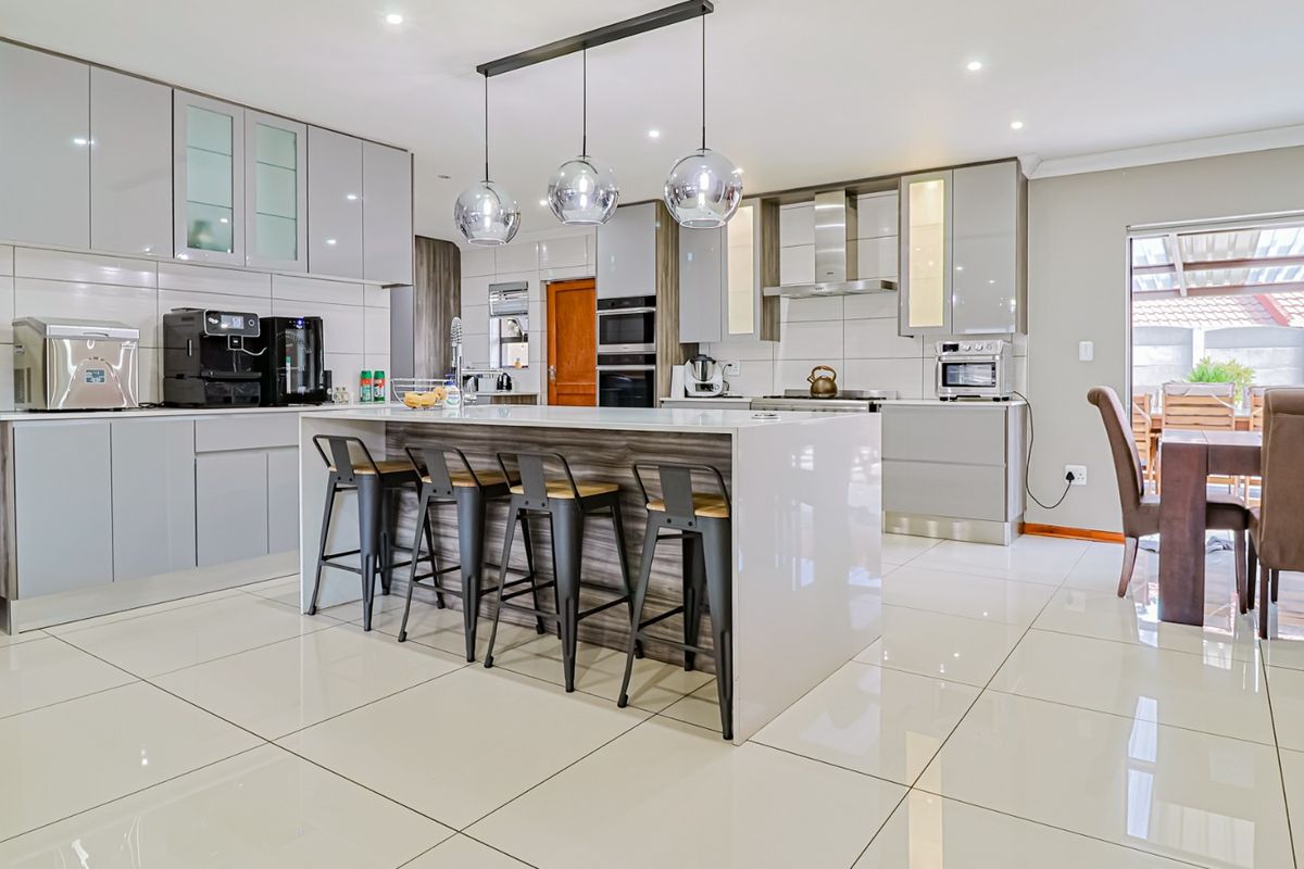 5-Bedroom Family Home with Flatlet, Solar & Entertainment Area - Photo 5