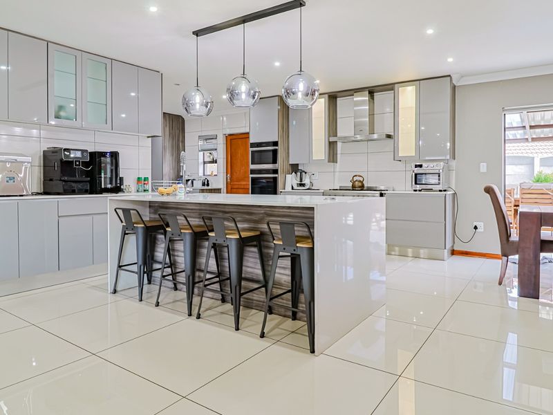 5-Bedroom Family Home with Flatlet, Solar & Entertainment Area - Photo 5