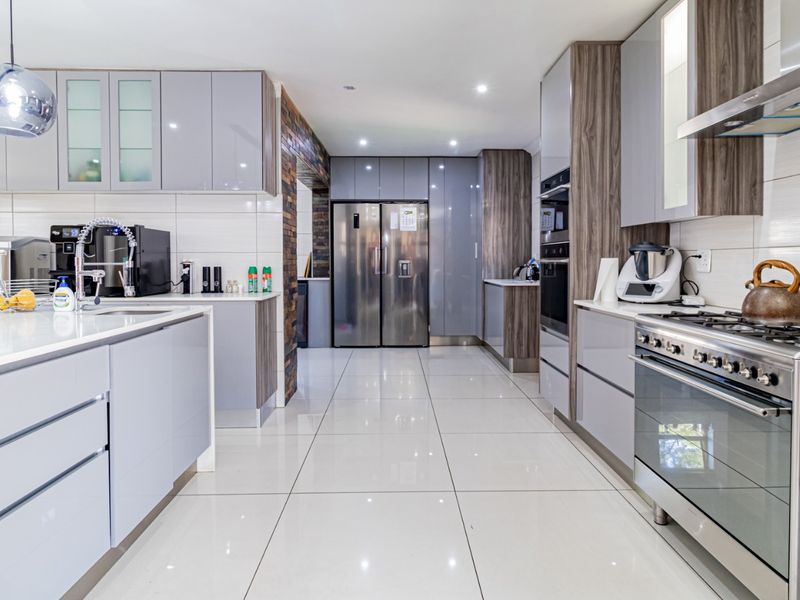 5-Bedroom Family Home with Flatlet, Solar & Entertainment Area - Photo 8