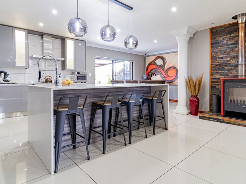 5-Bedroom Family Home with Flatlet, Solar & Entertainment Area - Photo 7
