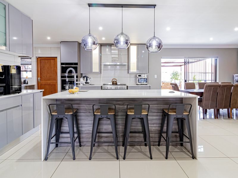 5-Bedroom Family Home with Flatlet, Solar & Entertainment Area - Photo 6