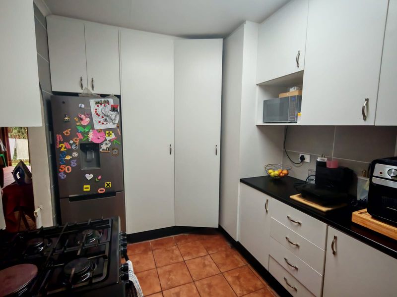 Charming 3 Bedroom Home with Office and Entertainer’s Lapa - Photo 5
