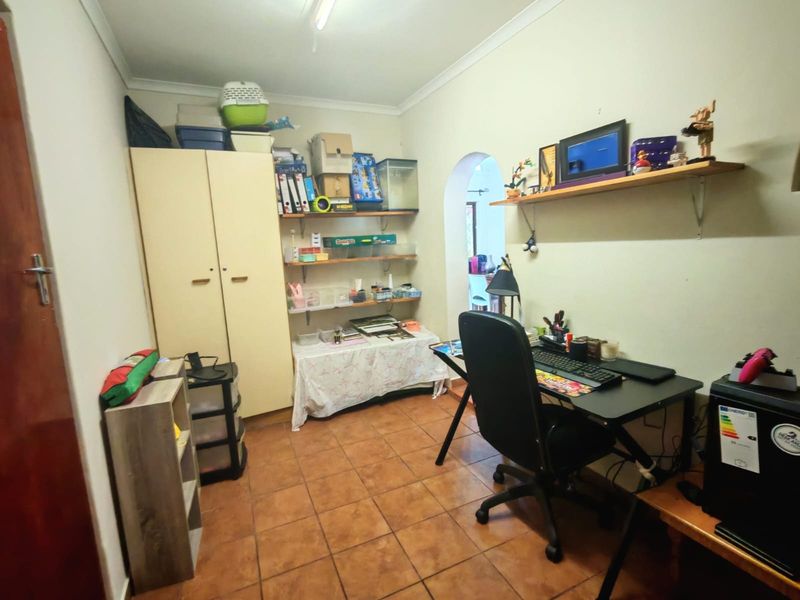 Charming 3 Bedroom Home with Office and Entertainer’s Lapa - Photo 10