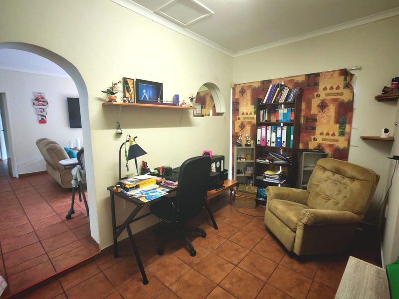 Charming 3 Bedroom Home with Office and Entertainer’s Lapa - Photo 9