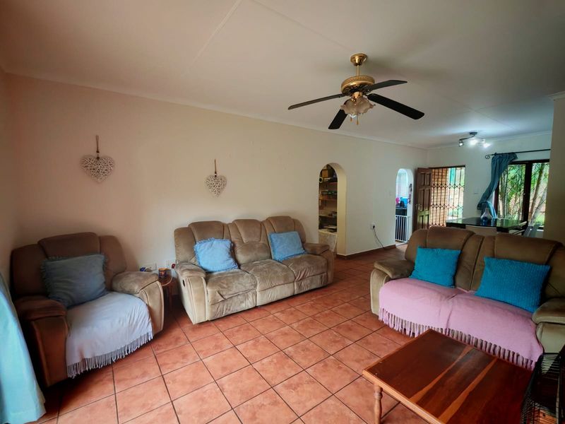 Charming 3 Bedroom Home with Office and Entertainer’s Lapa - Photo 8
