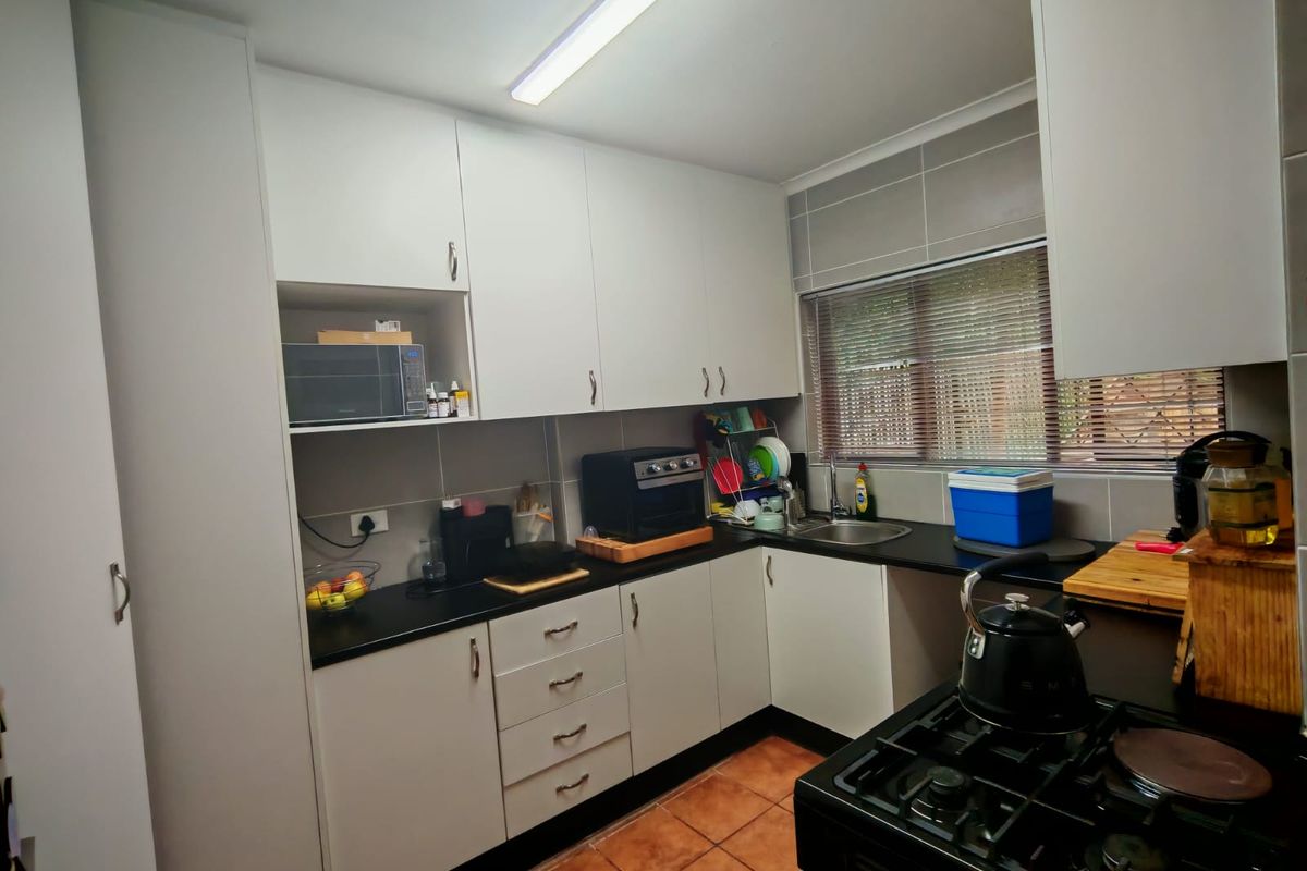Charming 3 Bedroom Home with Office and Entertainer’s Lapa - Photo 4