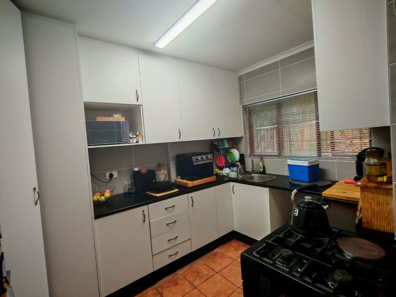 Charming 3 Bedroom Home with Office and Entertainer’s Lapa - Photo 4