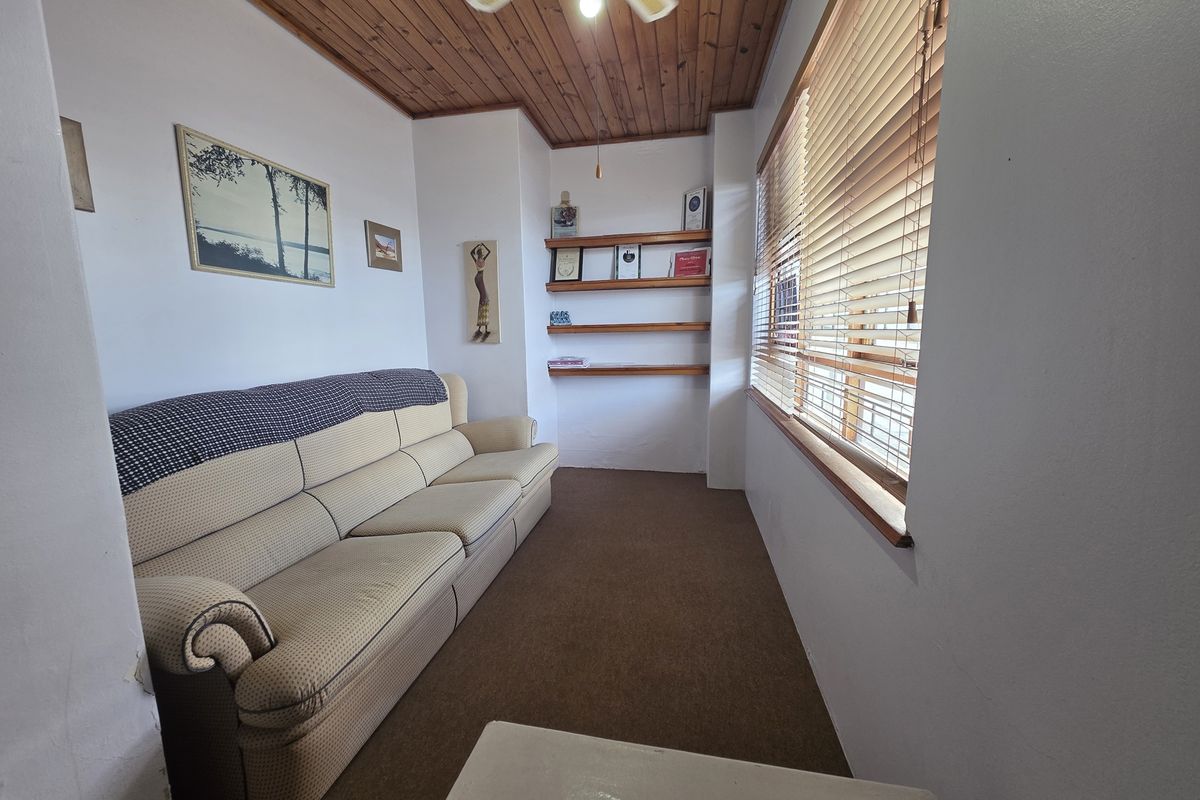 Charming Wheelchair-Friendly Corner Home with Loft Space & Business Potential - Photo 5